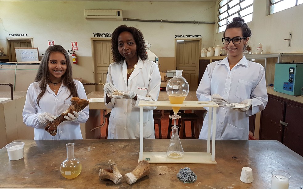 Joana D'arc Félix de Souza com alunas no laboratório da escola técnica em Franca, SP — Foto: ETEC/Divulgação