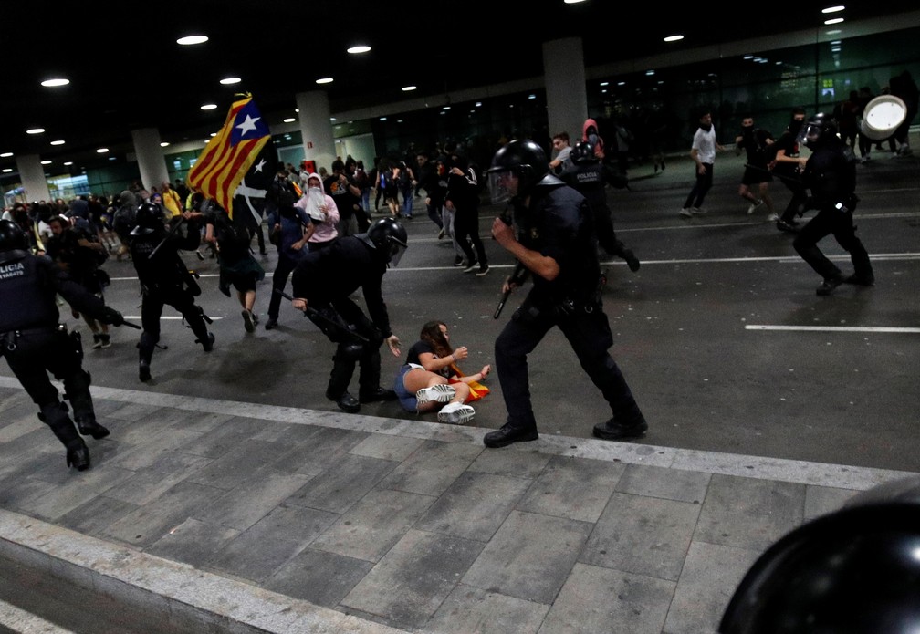 Manifestantes entram em confronto com policiais no Aeroporto de Barcelona, após a condenação de lideranças separatistas catalãs — Foto: Reuters/Albert Gea