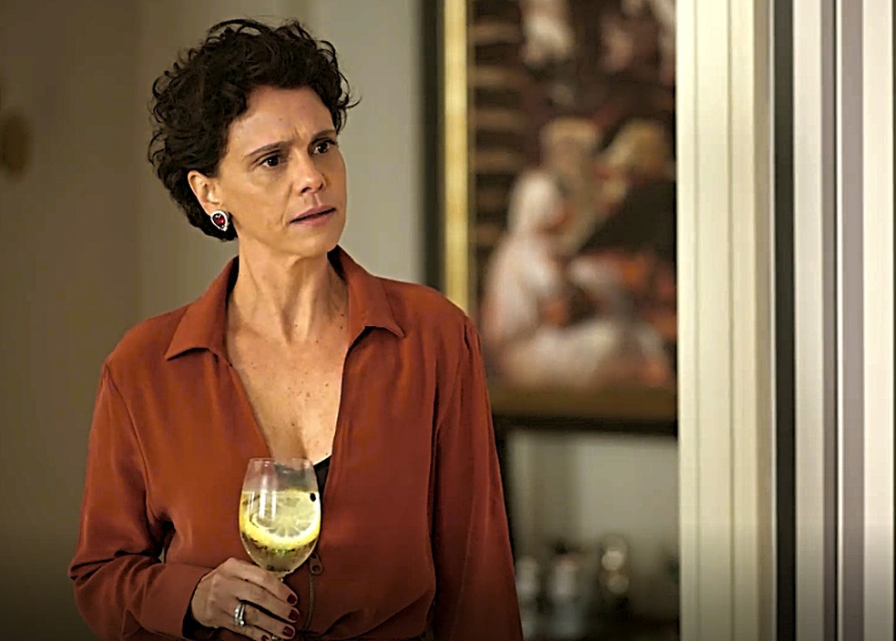 Lurdes (Regina Casé) fala poucas e boas para Lídia (Malu Galli) em 'Amor de Mãe' — Foto: Globo