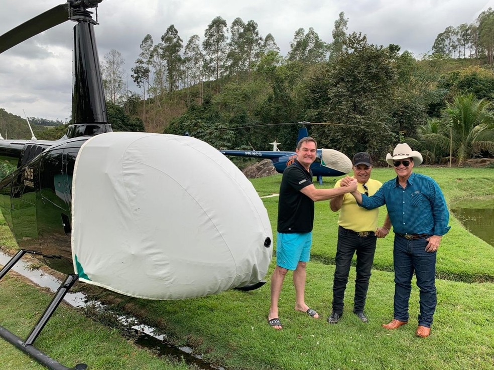 Helicóptero usado pela dupla Gino & Geno (ao fundo), em foto de 2019 publicada em rede social da dupla — Foto: Reprodução/Redes sociais 