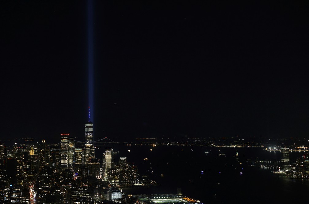 Uma instalação artística criou feixes de luz no local onde ficavam as Torres Gêmeas em Nova York — Foto: Jeenah Moon/Reuters