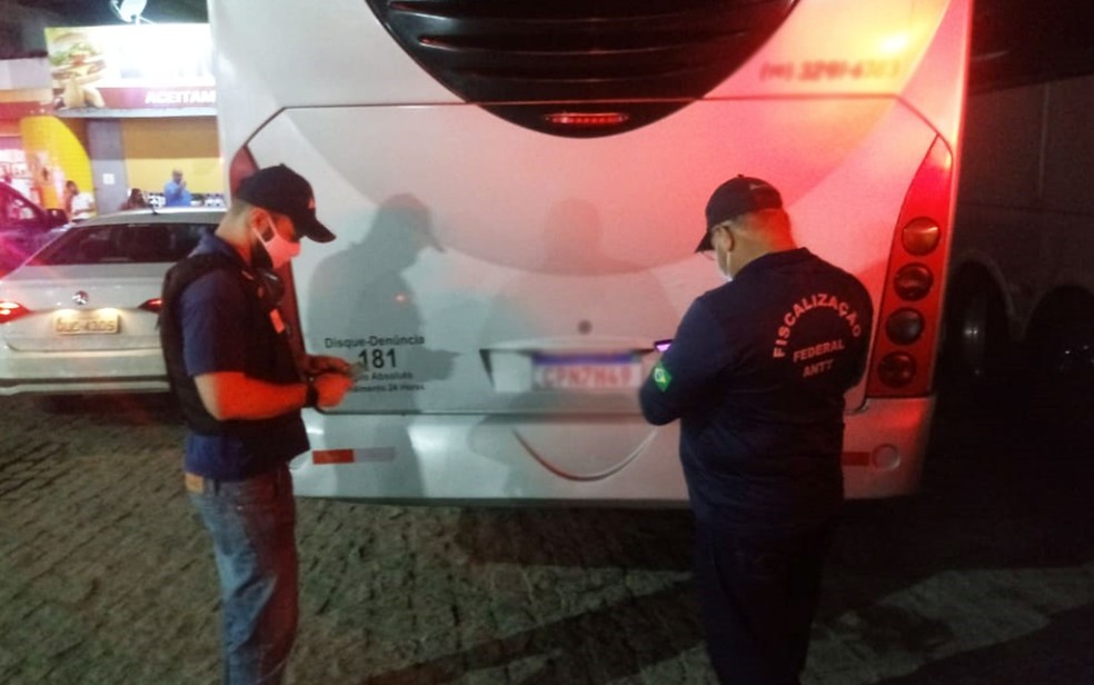 ANTT e Agerba flagraram e apreenderam veículos do transporte interestadual clandestino na Bahia — Foto: Divulgação/ANTT