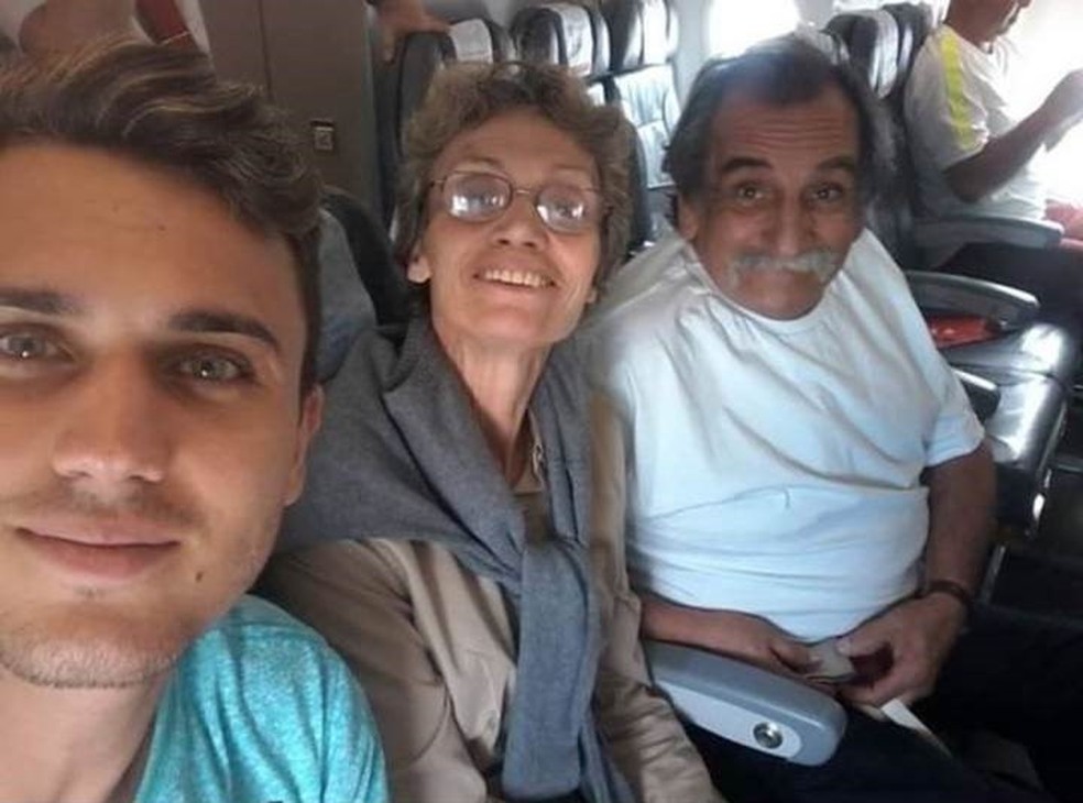 Pedro, Sueli e Lúcio em uma das últimas viagens em família, quando ela ainda conseguia andar e falar — Foto: Arquivo Pessoal