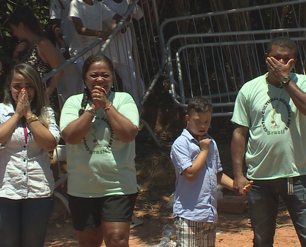 A família de Manoel fica emocionada com a cara nova do Centro Cultural (Foto: TV Globo)