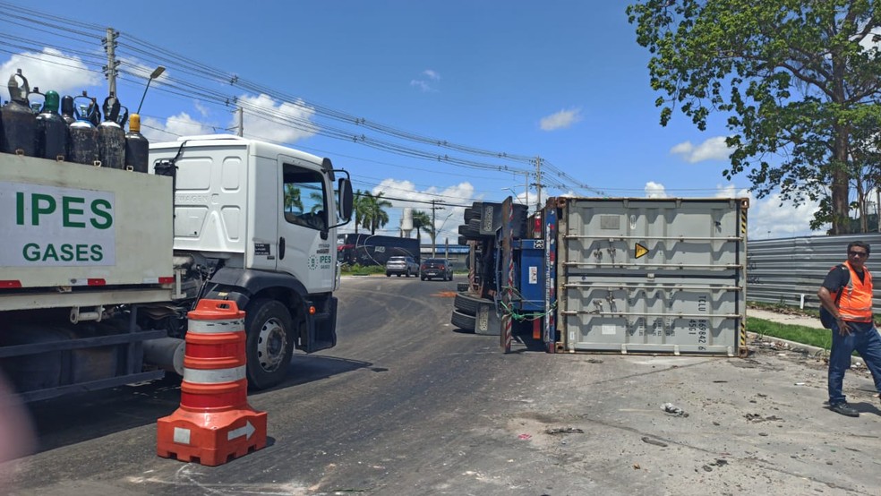 Carreta tombou na Avenida Torquato Tapajós, em Manaus. — Foto: Karla Melo/Rede Amazônica