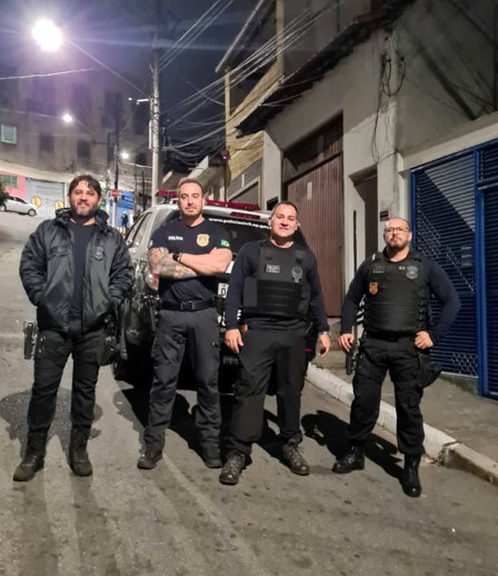 Delegado Jorge Mazzi com os policiais do SIG de Aguaí na capital paulista — Foto: Polícia Civil/Divulgação