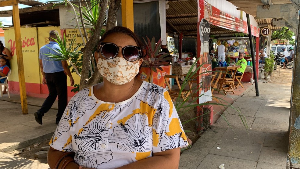 Vendedora Joana D'Arc criticou suspensão de linha de ônibus nesta segunda-feira (24) no conjunto Gramoré, na Zona Norte de Natal — Foto: Anna Alyne Cunha/Inter TV Cabugi