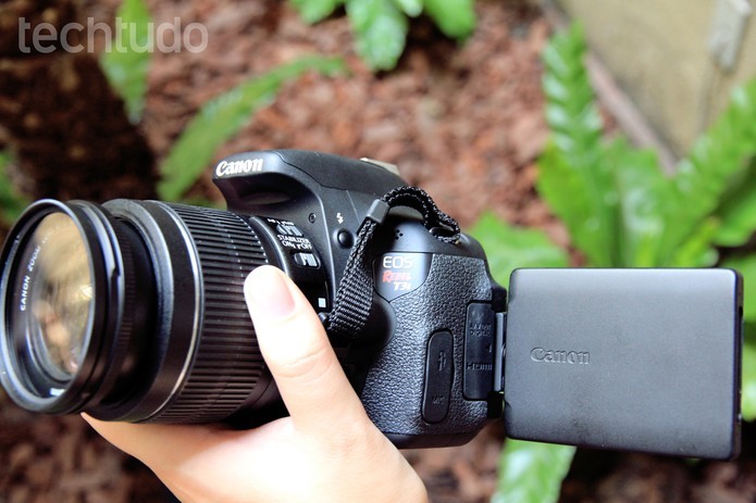 Canon T3i traz tela LCD giratória (Foto: Anna Kellen/TechTudo)