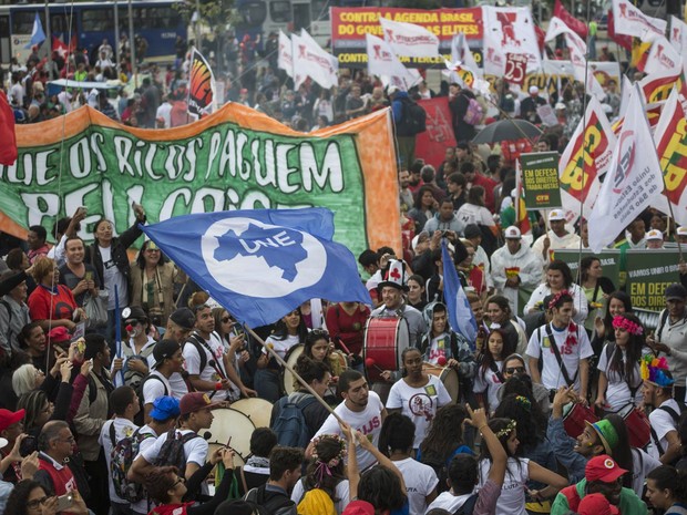 Integrantes de centrais sindicais e movimentos sociais se reúnem para ato em defesa da presidente Dilma Rousseff e contra o seu impeachment, no Largo da Batata, em Pinheiros, na zona oeste de São Paulo (Foto: Guga Gerchmann/Raw Image/Estadão Conteúdo)