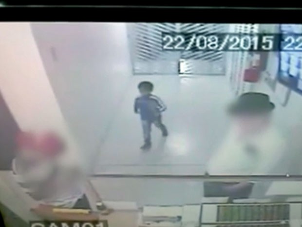 Menino entra no prédio onde morava no dia 22 de agosto (Foto: Reprodução/TV Globo)
