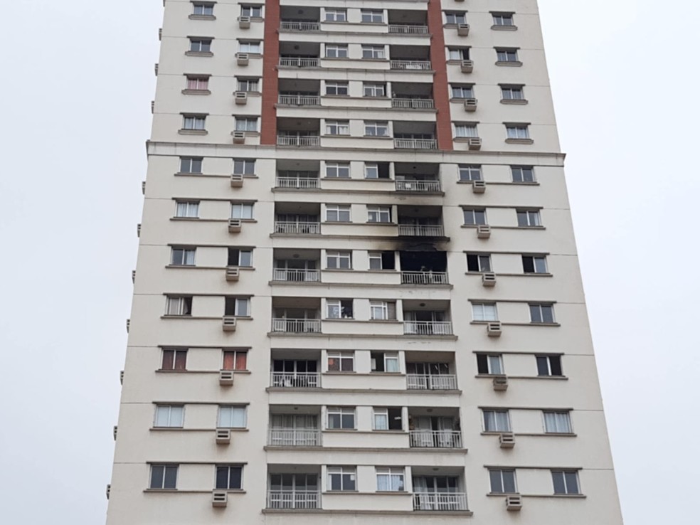 Fogo começou no 12º andar em uma das torres do condomínio — Foto: Divulgação/Bruna Barbosa