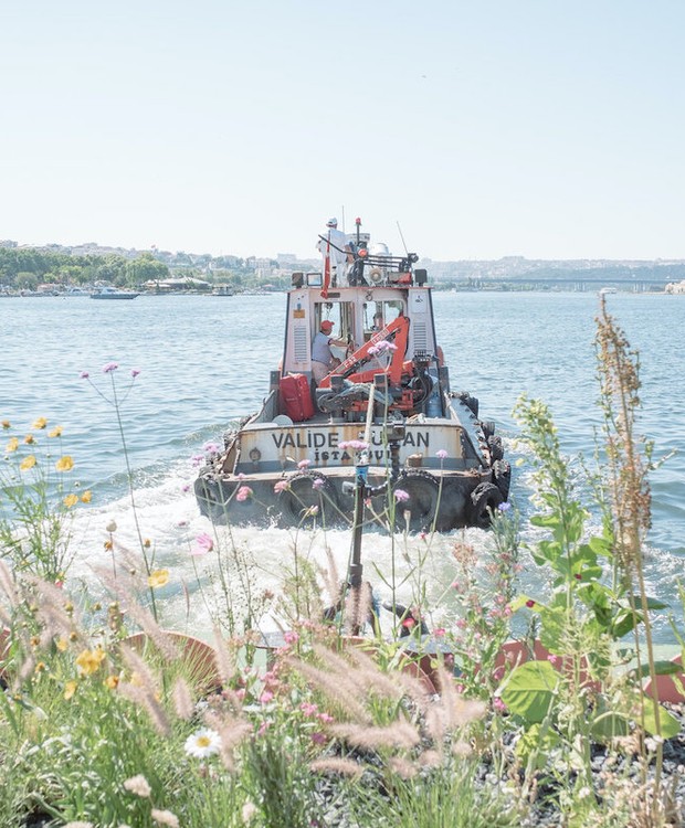 Estrutura da obra de arte era puxada por um barco pelo mar de Mármara e o estreito de Bósforo, na Turquia (Foto: Riccardo de Vecchi / Studio Ossidiana / Divulgação)
