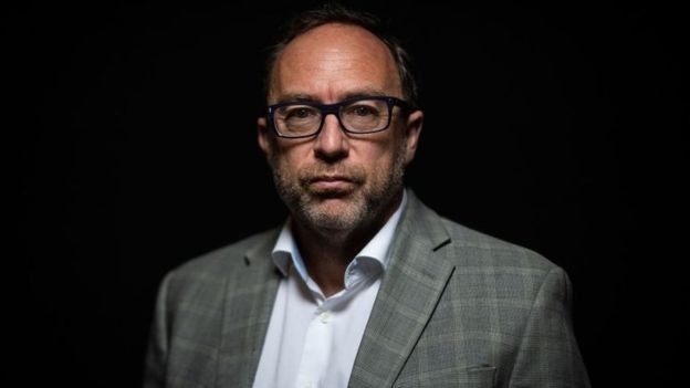 Jimmy Wales lançou uma plataforma de notícias de colaboração aberta chamada Wikitribune em 2017, destinada a combater notícias falsas e com 'histórias cidadãs' (Foto: Getty Images via BBC News)