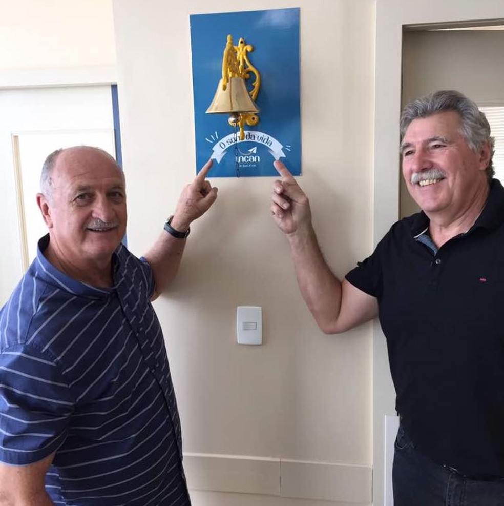 Luiz Felipe Scolari posa para foto ao lado do ex-goleiro Bagatini (Foto: Arquivo Pessoal)