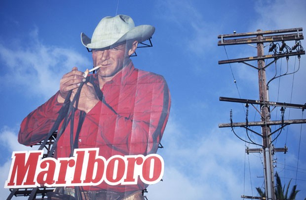 Anúncio da Marlboro com a foto do ator Eric Lawson em ponto da cidade de Los Angeles, em 1997. Ator morreu de doença que tem relação com fumo (Foto: Gilles Mingasson/Getty Images)