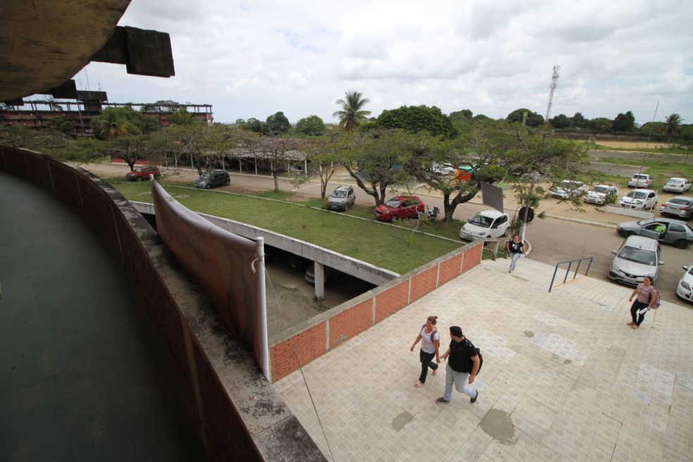 Alunos contam que procuram sair acompanhados do campus da FOP por causa do medo da violência — Foto: Marlon Costa/Pernambuco Press