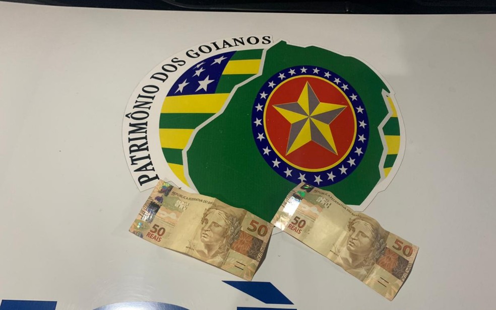 Dinheiro que idosos teria dado ao suspeito de se passar por seminarista para aplicar golpe, em Goiânia — Foto: Divulgação/Polícia Civil