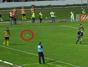 Lata atirada perto de Oswaldo de Oliveira Bahia Santos (Foto: Reprodução SporTV)