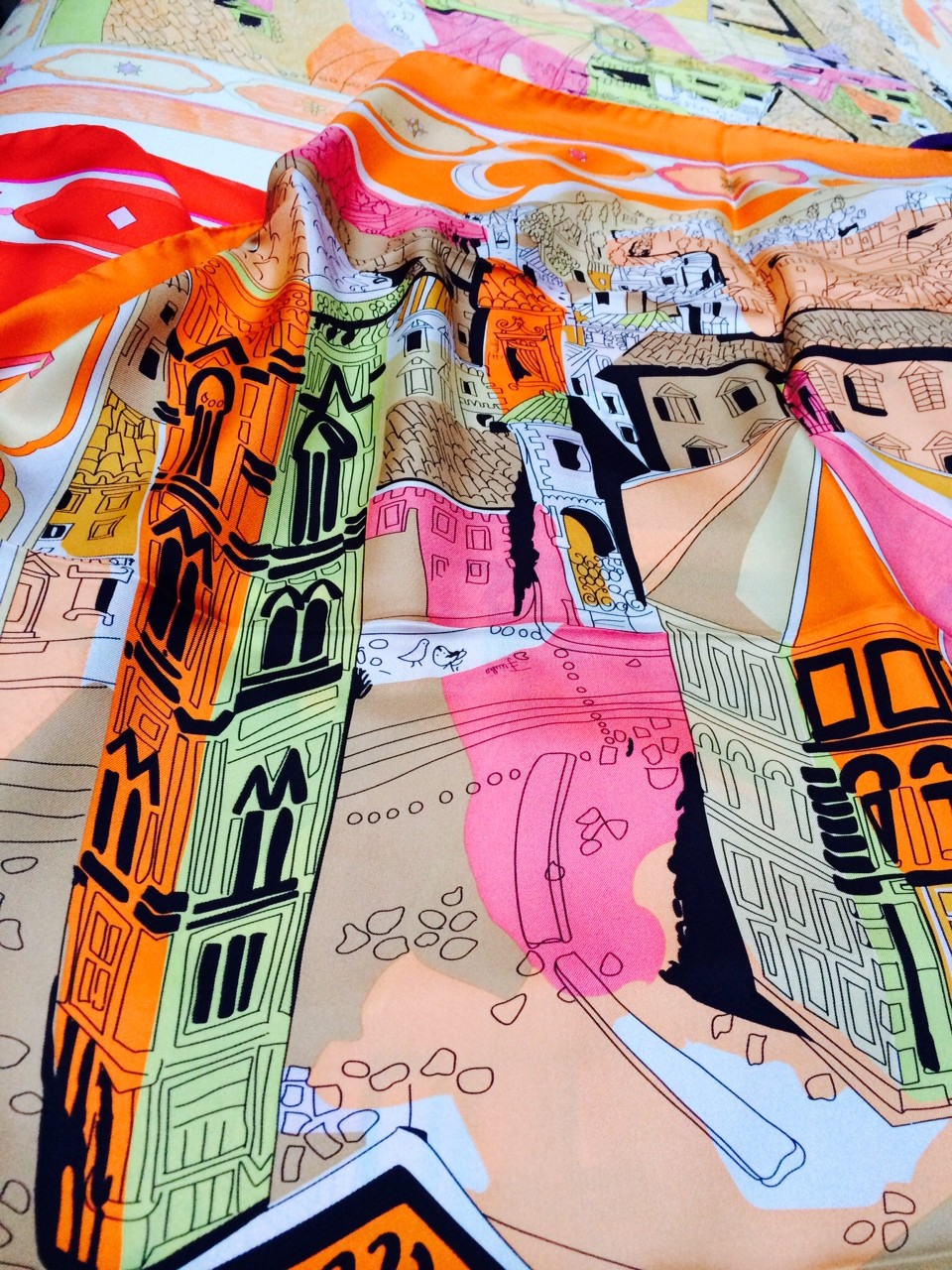 A detail of the scarf designed by Emilio Pucci in 1957 which features a view from above the Piazza San Giovanni interpreted in vibrant lemon yellow, orange, fuchsia and a touch of Emilio pink. (Foto: Suzy Menkes)