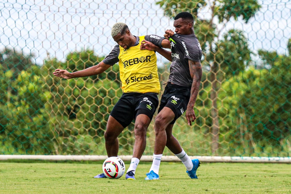 Iury Castilho e Matheus Alexandre em treino do Cuiabá — Foto: AssCom Dourado