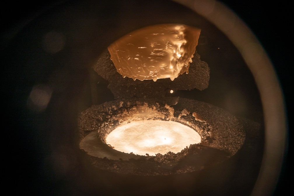 Forno em temperatura altíssima (que atinge 2.700° C) é usado para produzir o nióbio em seu estado mais puro — Foto: Fábio Tito/G1