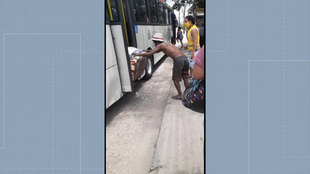 Homem tenta entrar com geladeira em ônibus no Rio — Foto: Reprodução/ TV Globo
