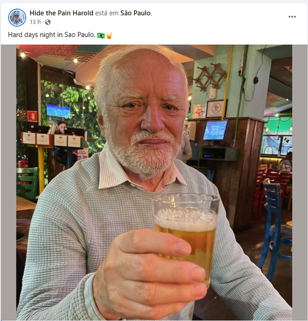 Homem do meme 'rindo de nervoso' tomando cerveja em bar de São Paulo — Foto: Reprodução/Facebook