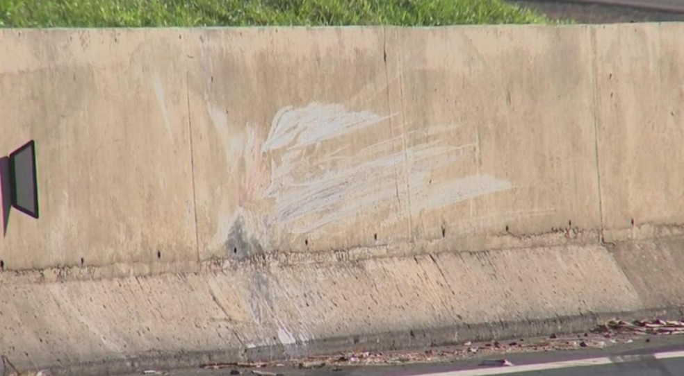 Policial rodoviário estava sinalizando um trecho que está em obras quando foi atingido pelo veículo  (Foto: Reprodução/TV TEM)