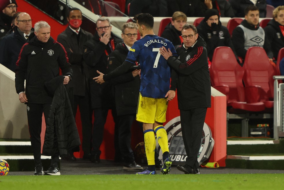 Cristiano Ronaldo deixa o campo irritado aps ser substitudo por Ralf Rangnick  Foto: REUTERS/Ian Walton