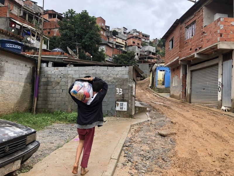 Famílias que vivem em morro que deslizou em Franco da Rocha estão recendo cestas básicas como doação (Foto: Leandro Machado via BBC News Brasil)