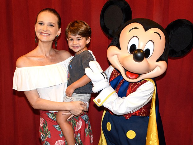 Fernanda Rodrigues com o filho, Bento Carneiro, e Mickey no Town Square Theater DisneyÂ´s Magic Kingdom (Foto: DivulgaÃ§Ã£o)