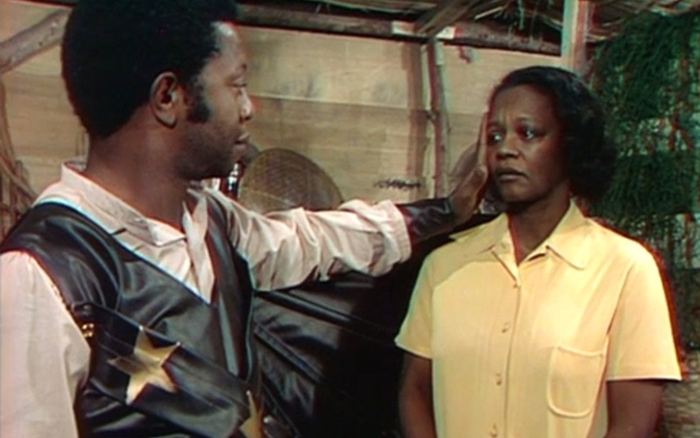 Milton Gonçalves na novela O Bem Amado, contracenando com Ruth de Souza — Foto: Arquivo