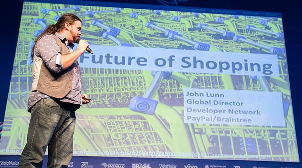 John Lunn fala com participantes da Campus Party 2014 sobre o futuro do consumo (Foto: William Alves)