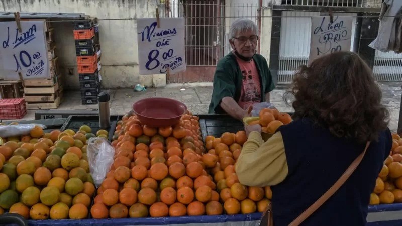 Com auxílio de R$ 600 até dezembro, Tamires Santos espera incluir mais frutas, verduras e legumes na dieta da família (Foto: GETTY IMAGES via BBC)