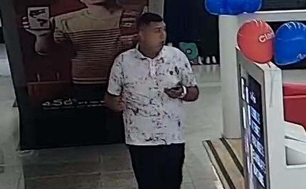 CÃ£meras de seguranÃ§a mostram um dos homens que assaltou loja e levou 87 celulares em shoppping no Recife  â€” Foto: PolÃ­cvia Civil/DivulgaÃ§Ã£o 