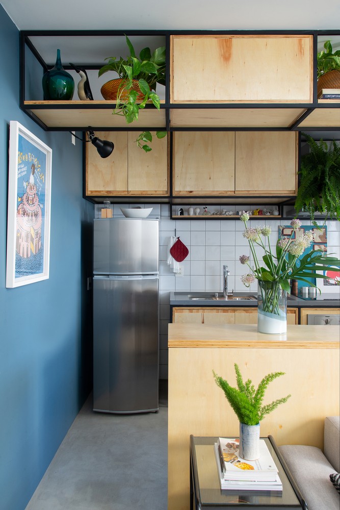 Décor do dia: cozinha integrada à sala com serralheria e plantas (Foto: Cacá Bratke)