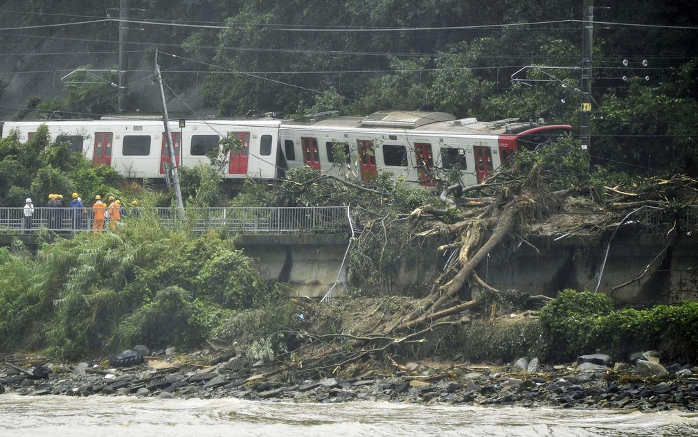 Deslizamento de terra faz trem descarrilar em Karastu (Foto: Kyodo / via Reuters)