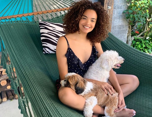Lucy Ramos com os pets Juca e Pingo na rede de casa (Foto: Reprodução/Instagram)
