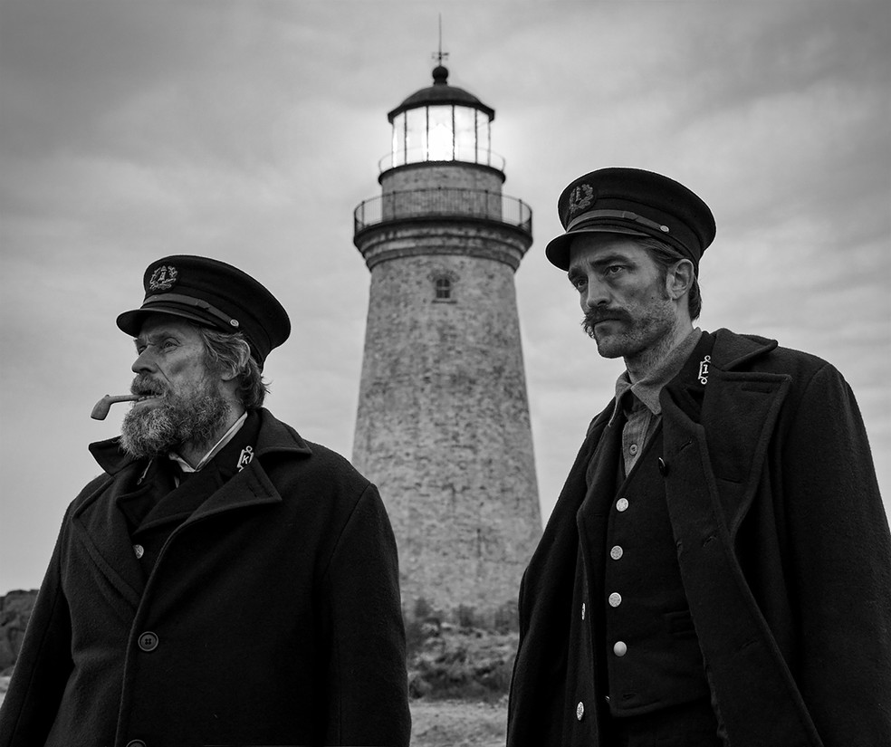 Robert Pattinson e Willem Dafoe estrelam o terror psicológico "O Farol" — Foto: Divulgação