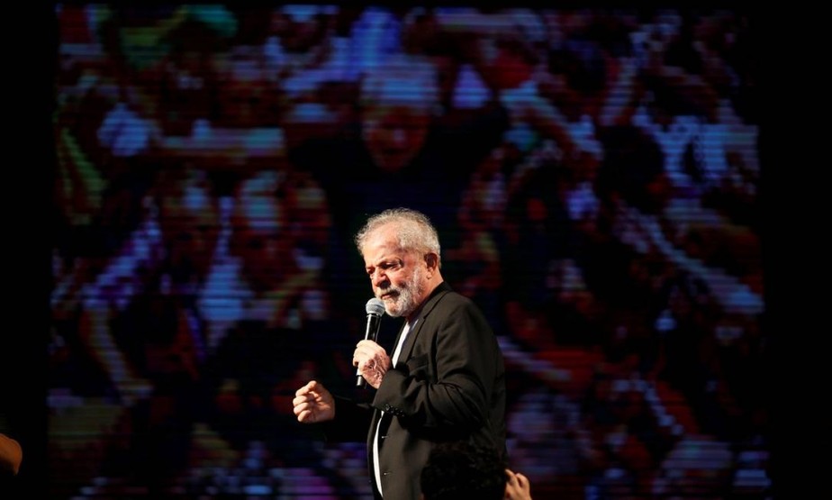 O presidente Lula da Silva discursa durante o Festival Lula Livre, no Recife, em novembro de 2019.