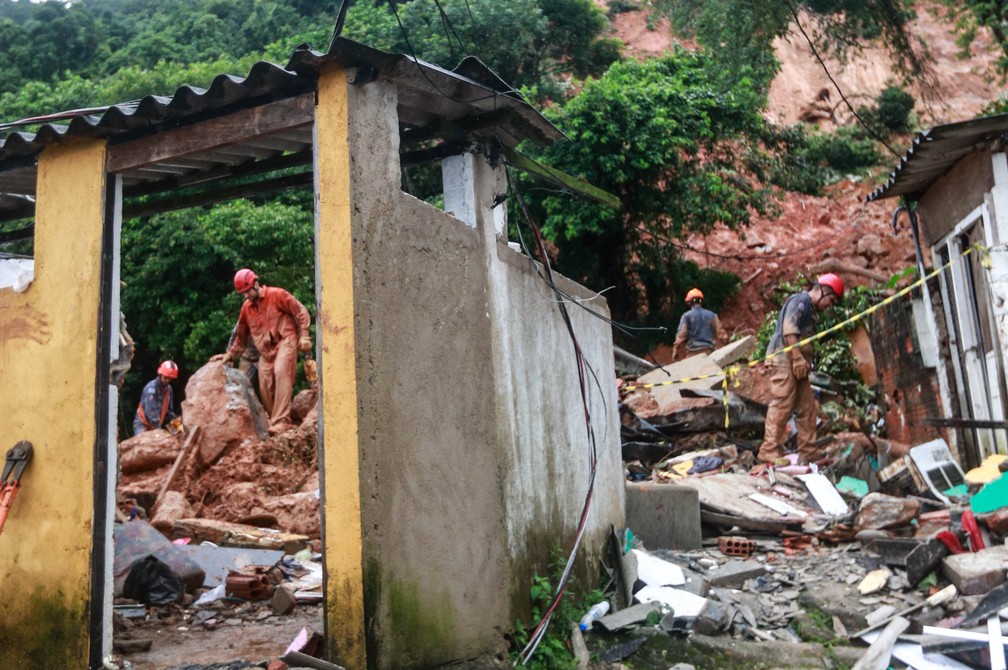 Bombeiros trabalham no local onde um bombeiro morreu, na cidade de Guarujá — Foto: Werther Santana/Estadão Conteúdo