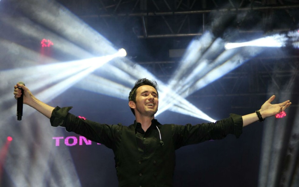 Cantor Tony Allysson Grava Cd Durante Show Em Goiania Musica Em Goias G1 Ainda criança se encantou pela música, mas foi somente na juventude que despertou o interesse pela vida cristã/católica, após ter uma experiência profunda com deus. cantor tony allysson grava cd durante