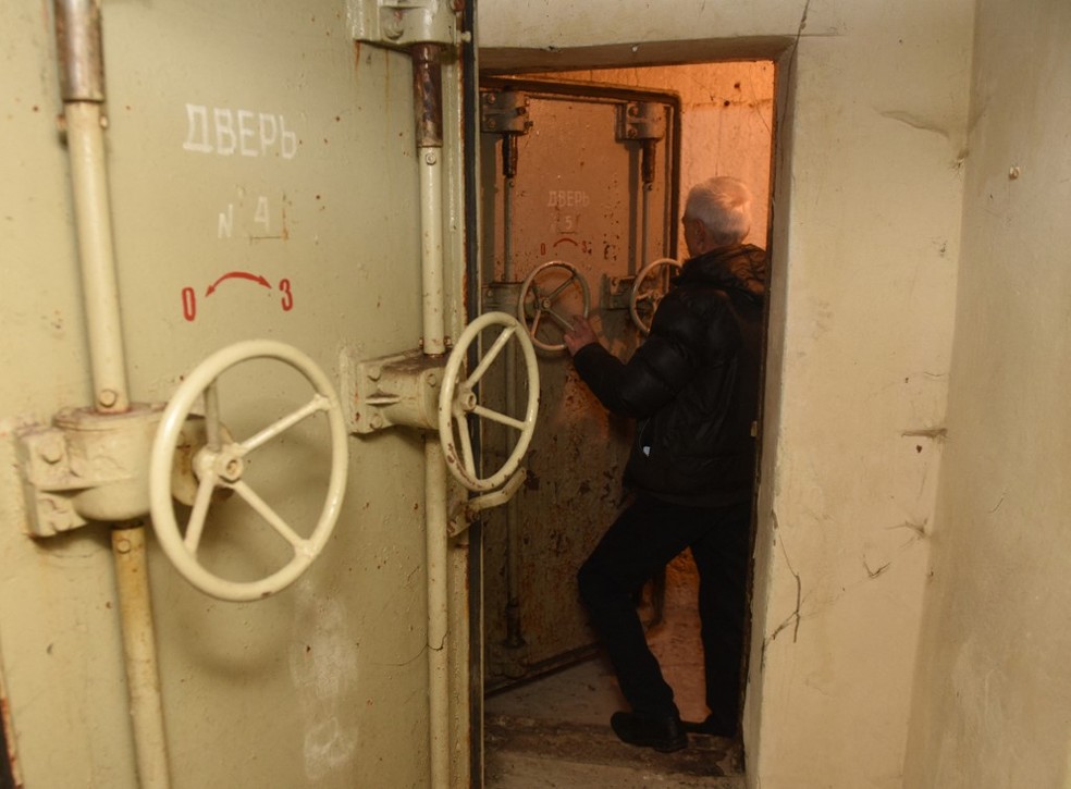 Inspetor em um abrigo antibombas na Ucrânia, em 21 de fevereiro de 2022 — Foto: Yuriy Dyacgyshyn / AFP