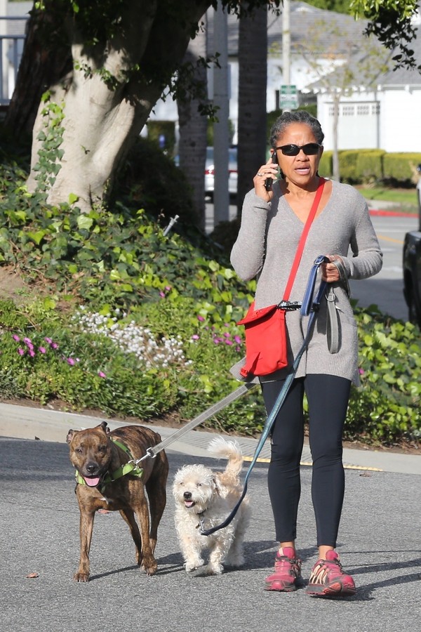 Los Angeles, CA  - *EXCLUSIVE*  - Meghan Markle's mother, Doria Ragland, takes her two pups for a walk outside of her LA home. Recently, daughter Meghan revealed tremendous news that her and husband Prince Harry will be stepping down from royal duties and (Foto: Wagner AZ / BENS / BACKGRID)