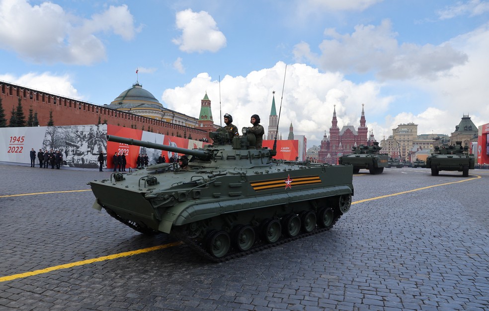 Tanques russos desfilam na Praça Vermelha de Moscou em celebração pelo 77º Dia da Vitória — Foto: Reuters