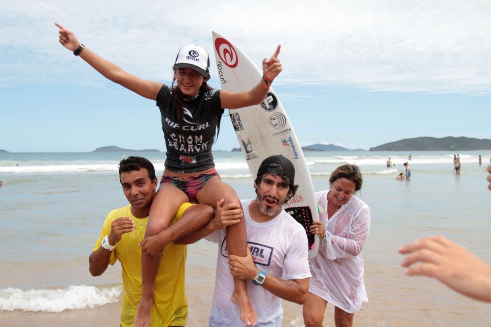 Sophia Medina é carregada em um dos ombros do pai Charles Saldanha e seguida pela mãe Simone Medina (Foto: Pedro Monteiro/Divulgação)