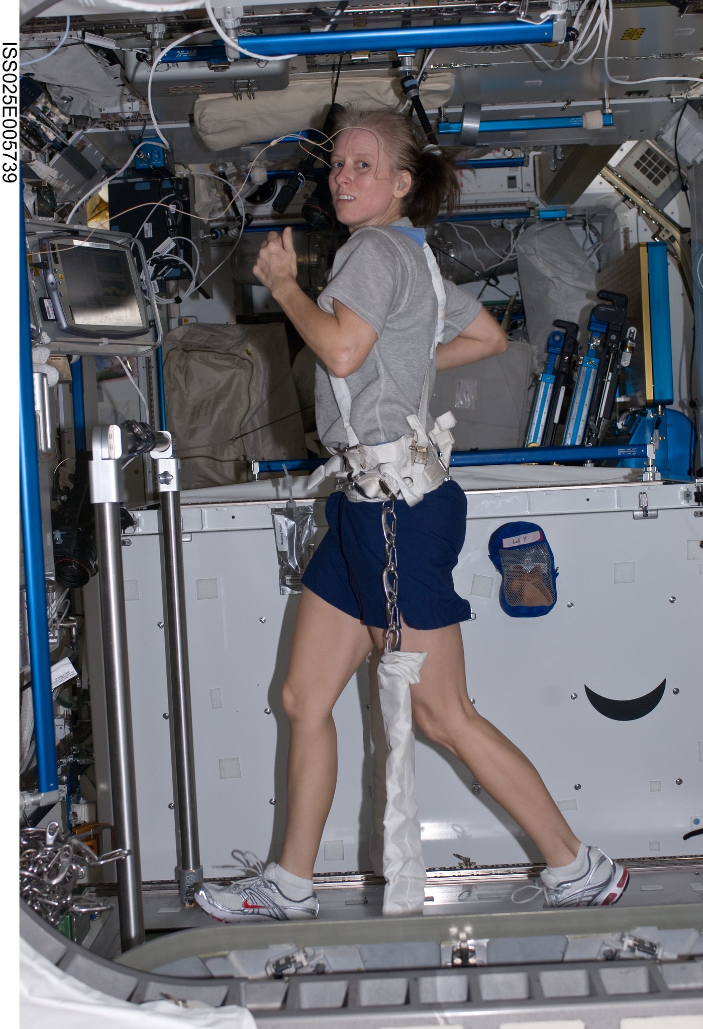 A cientista se exercita na ISS (Foto: NASA)
