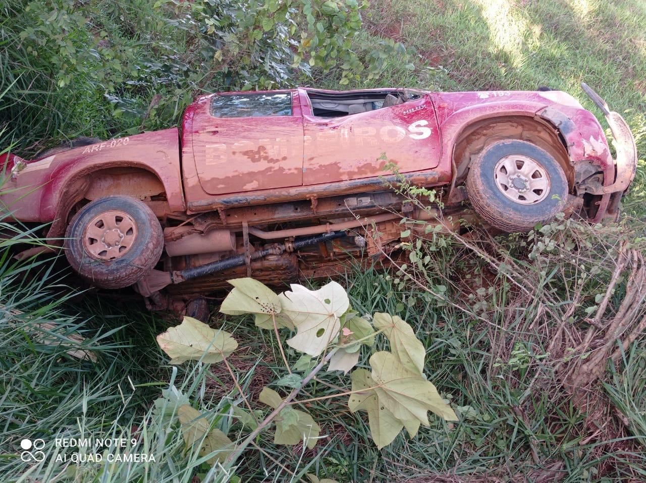 Viatura dos Bombeiros que carregava paciente da zona rural no AC tomba em ramal após bater em buraco e perder controle