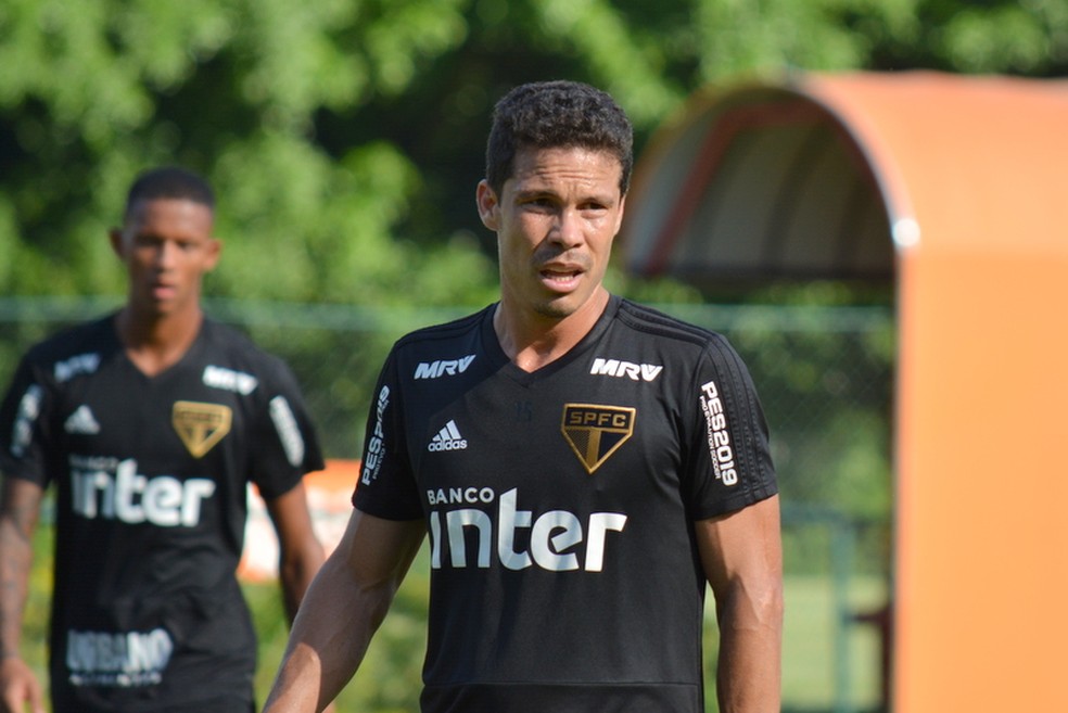 Hernanes não treina no campo no CT do São Paulo — Foto: Érico Leonan/saopaulofc.net