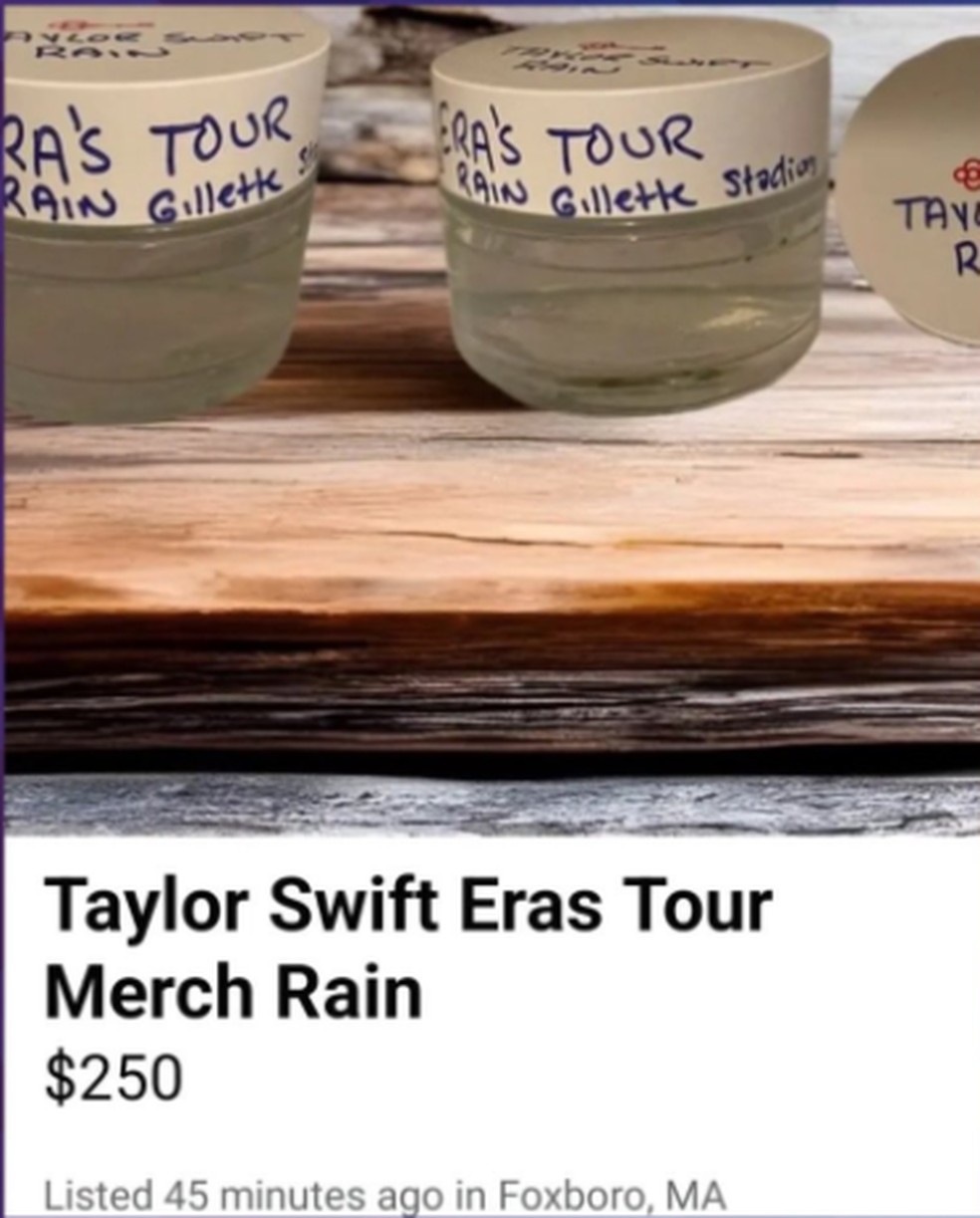 &Aacute;gua de chuva coletada por f&atilde;s de Taylor durante show &mdash; Foto: Twitter